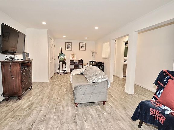 4th image of 54 Capital Dr #B