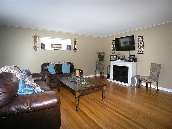 4th image of 10049 Drury Ln