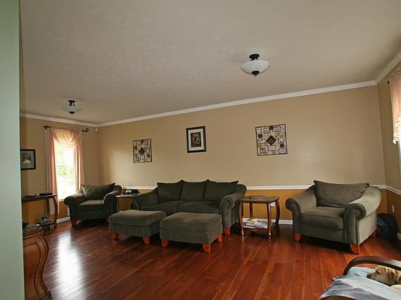 2nd image of 21 Country Creek Ln
