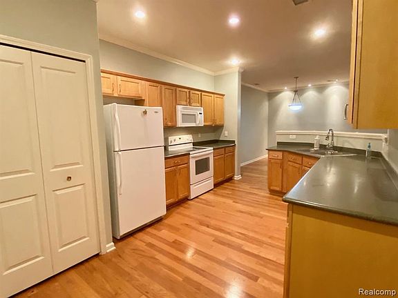 3rd image of 3982 Norwich Dr