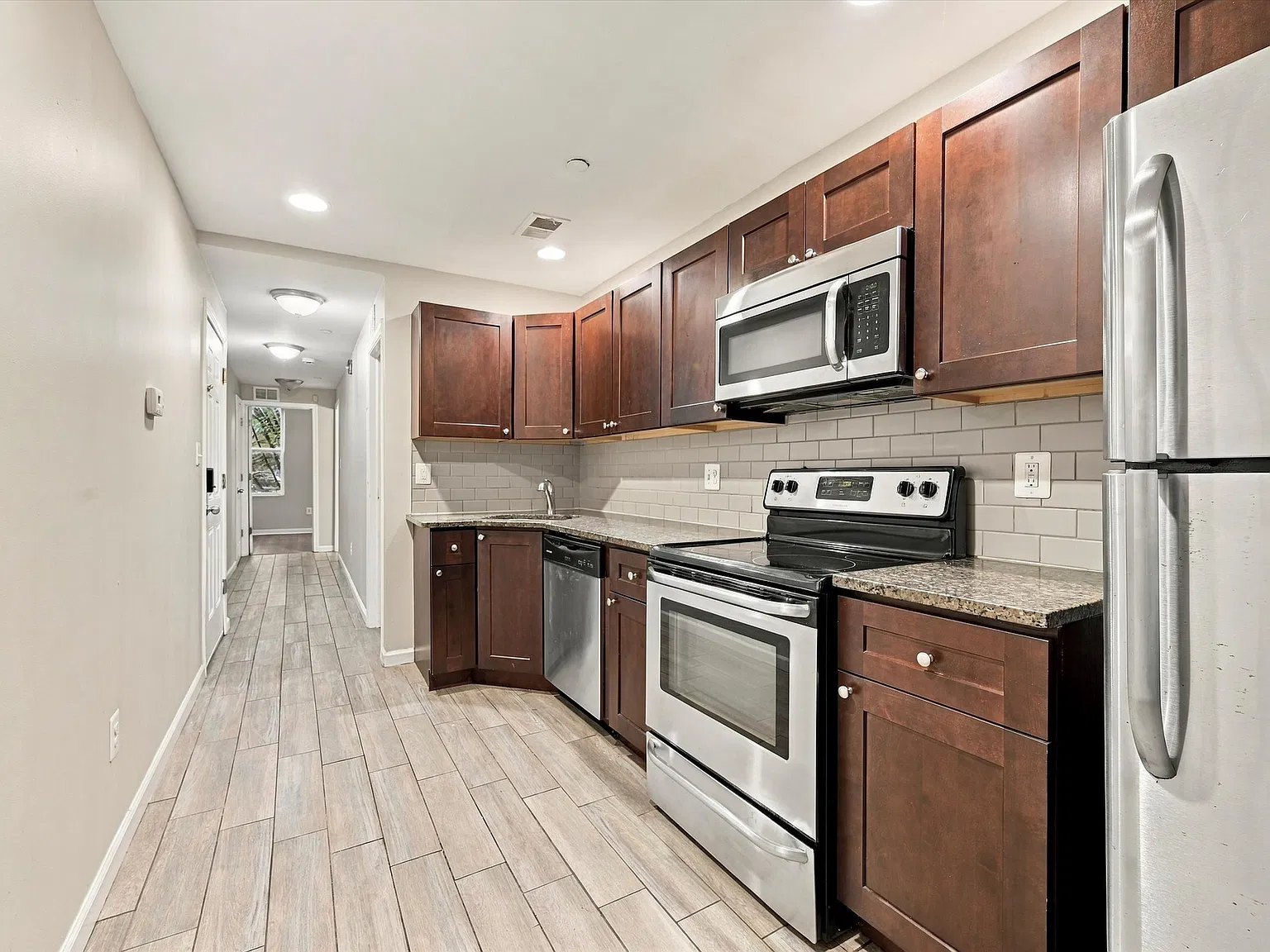 3 bed, 1100 sqft, $1,275 — Photo 2