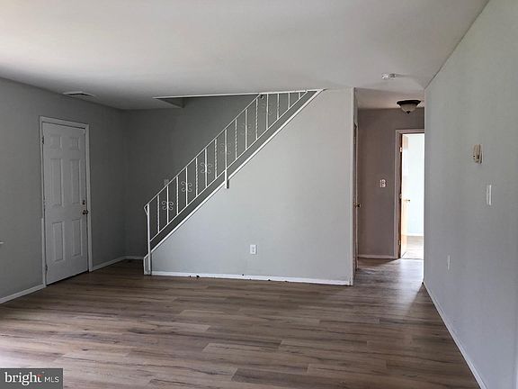 3rd image of 34 Buckingham Dr