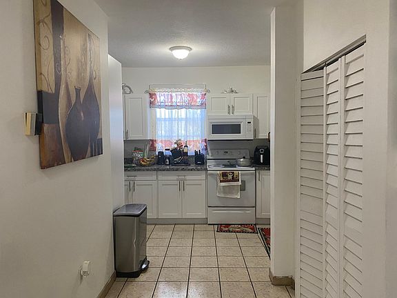 4th image of 1000 E 6th Ct #B
