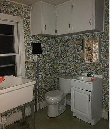 Half bath / Laundry room