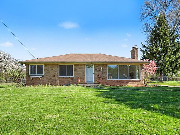 2nd image of 1411 Meadowlane Dr SE