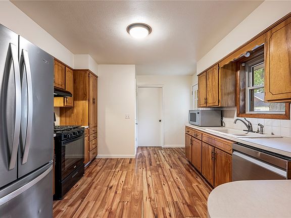 3rd image of 988 Bowen St