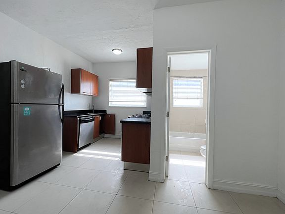 4th image of 500 14th St APT 204