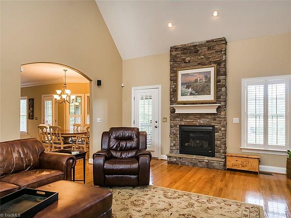 5th image of 1404 Lennox Woods Dr