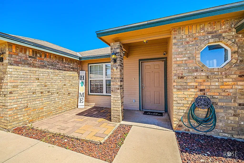 3 bed, 2.5 bath, 1593 sqft, $2,100 — Photo 2