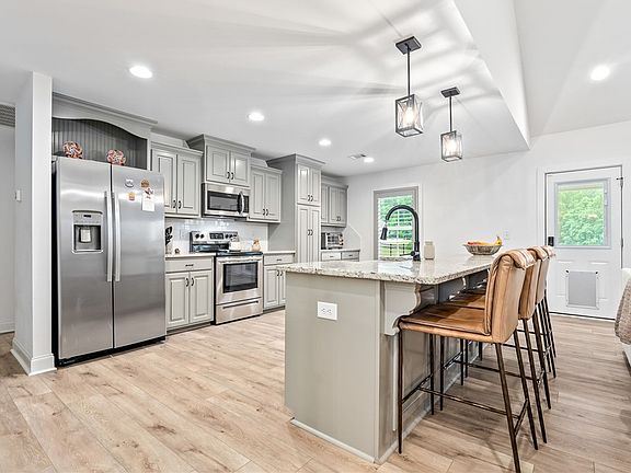 4th image of 285 Lee Road 852
