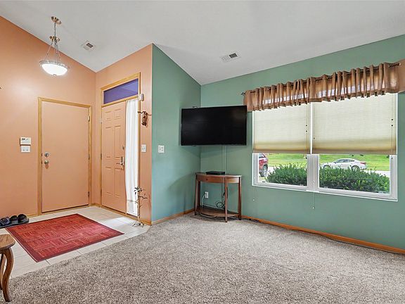 5th image of 804 SE Dovetail Rd