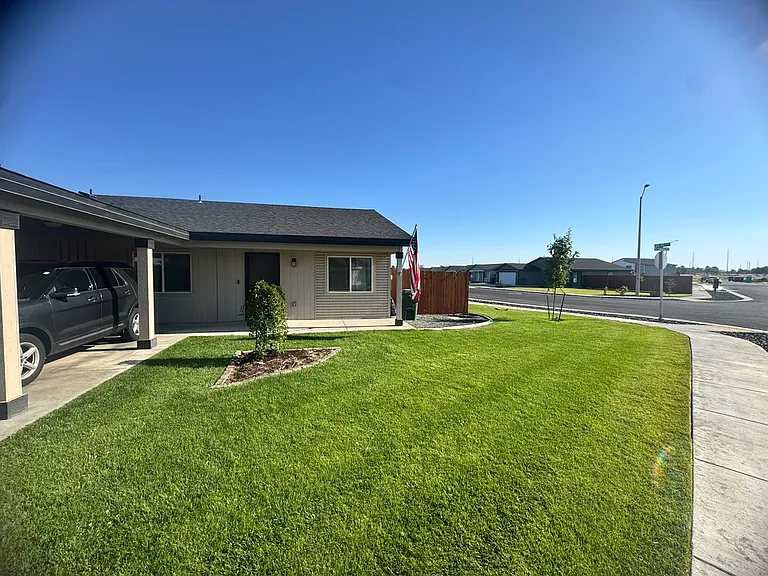 1088 NE Emerald Dr #B — Photo 3