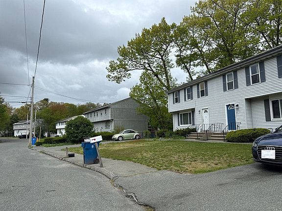 5th image of 30 Lisa Rd Unit 30