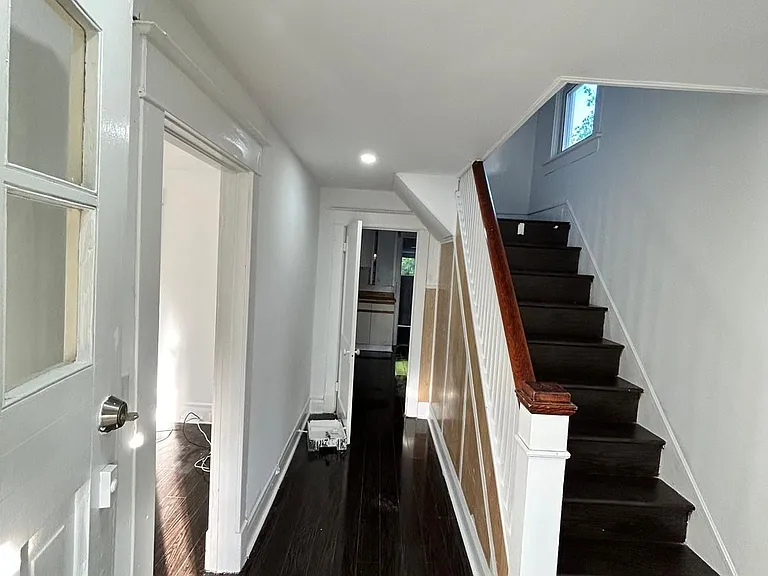 37 Clarence St — Photo 3