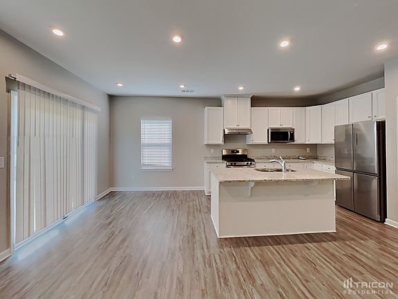 4th image of 1026 Carnation Dr