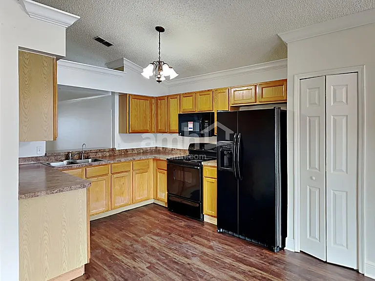 989 Little Creek Rd — Photo 3