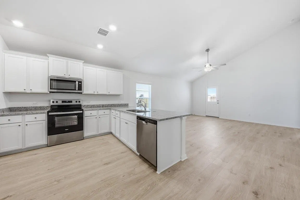 3 bed, 2.0 bath, 1530 sqft, $2,390 — Photo 2