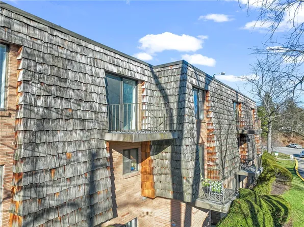 1134 Forest Green Dr, Coraopolis, PA 15108