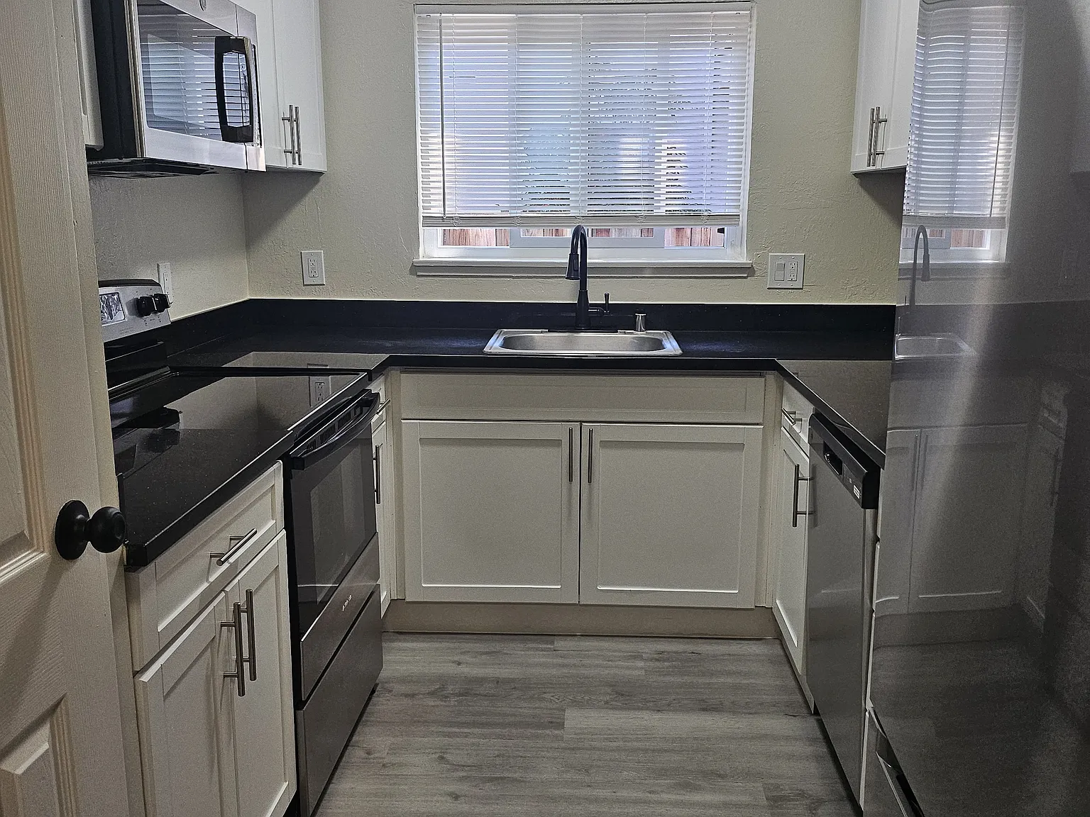 1 bed, 800 sqft, $2,845 — Photo 3