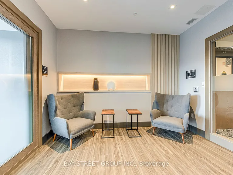75 James St S #1504 — Photo 32