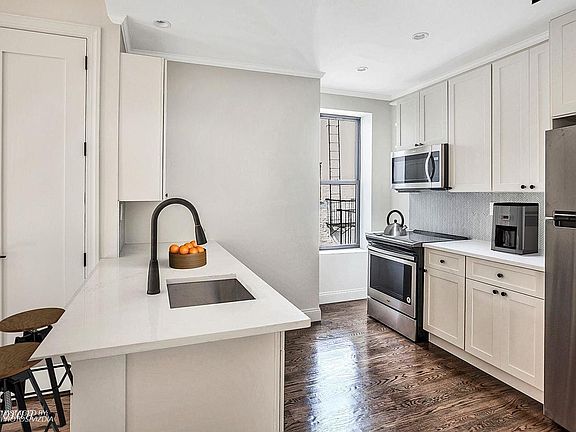 3rd image of 17 E 17th St APT 5A