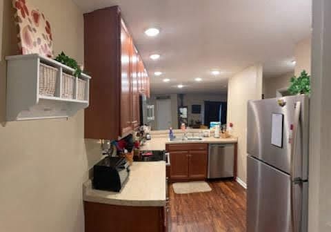 2nd image of 927 Henley Ct #927