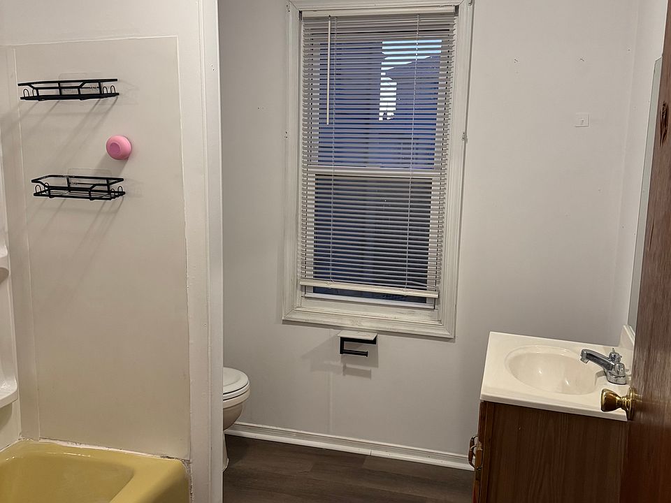 Bathroom w new floors