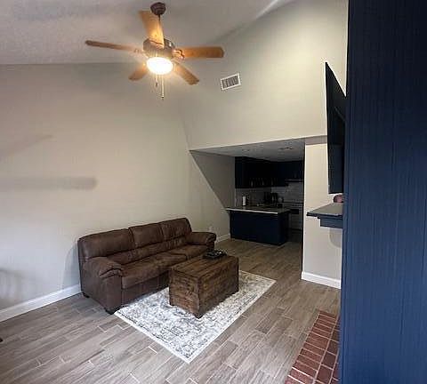 3rd image of 200 Woodgreen Dr APT 11