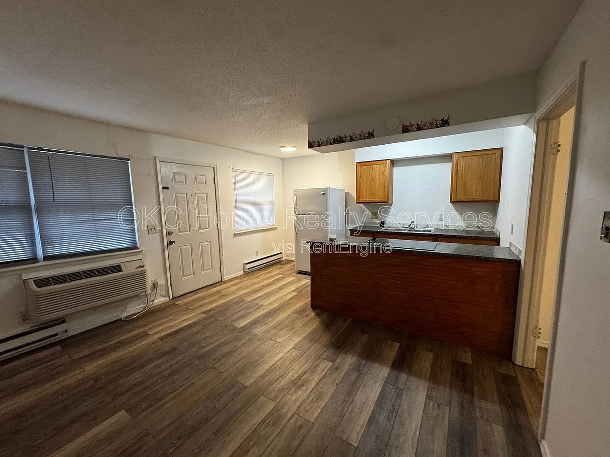 Building Photo - 2502 NW 35th St #3S