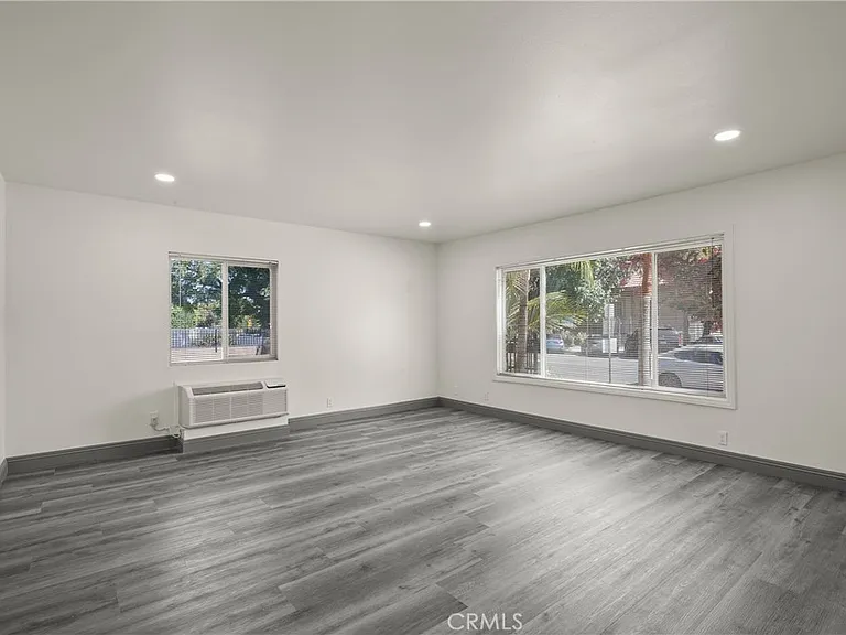 14335 Hamlin St — Photo 5