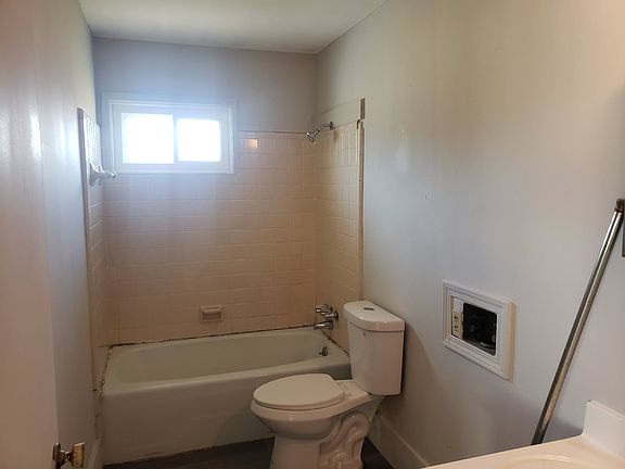 4th image of 104 Lily St Unit B