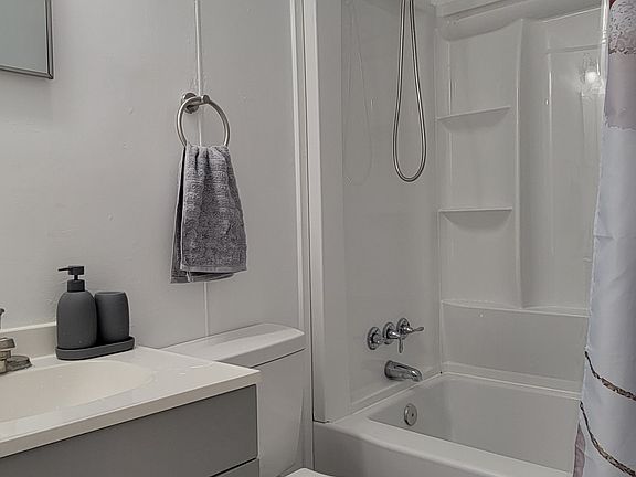 5th image of 409 Laura Ct