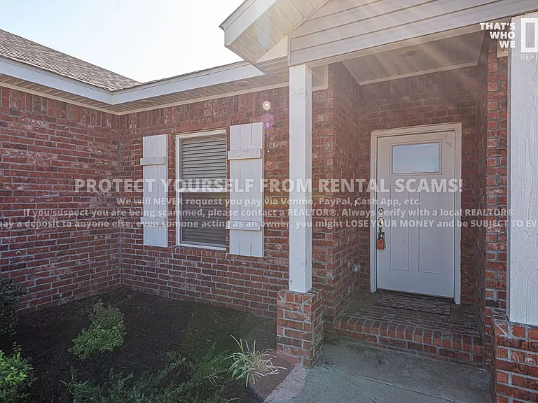 211 Grove Ln — Photo 3