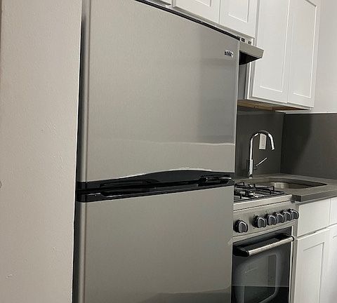 2nd image of 624 E 11th St APT 3B