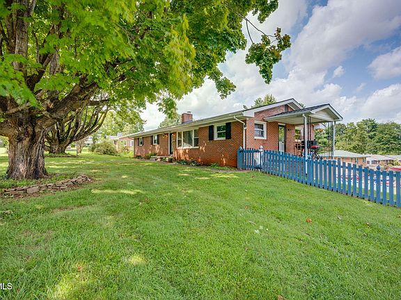 4th image of 2400 Larkspur Dr