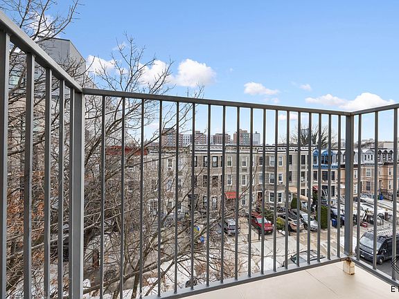 4th image of 379 Hawthorne St #3H