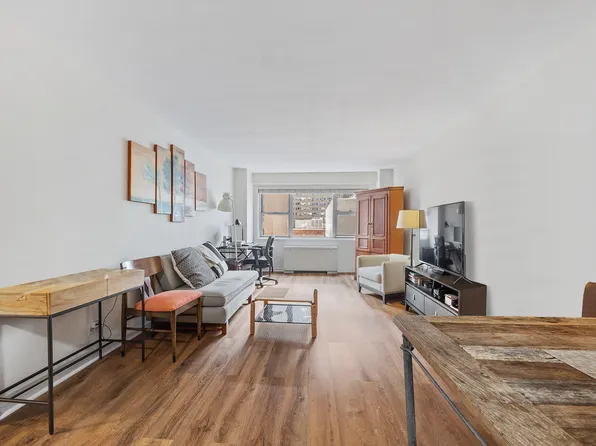 321 East 48th Street image 4 of 18