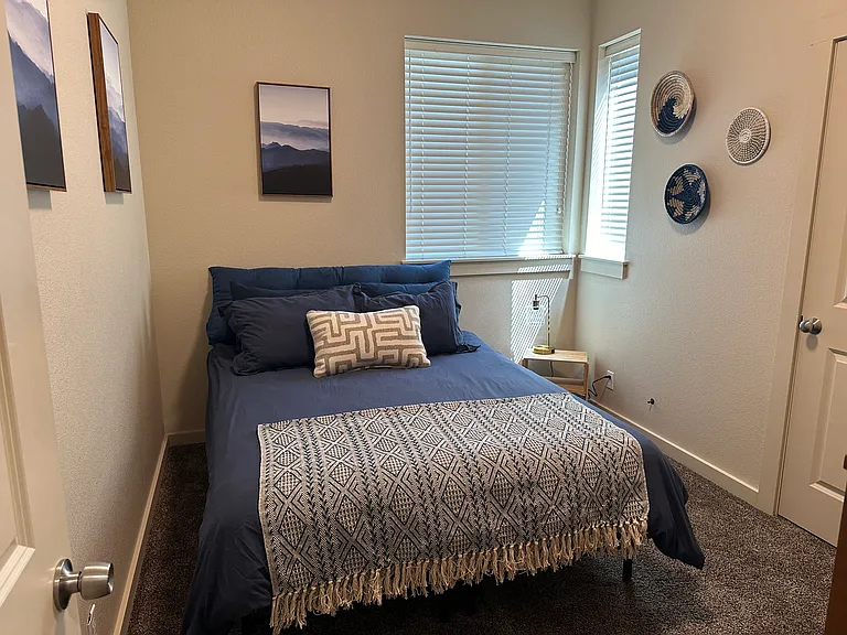 Guest Room (queen bed)