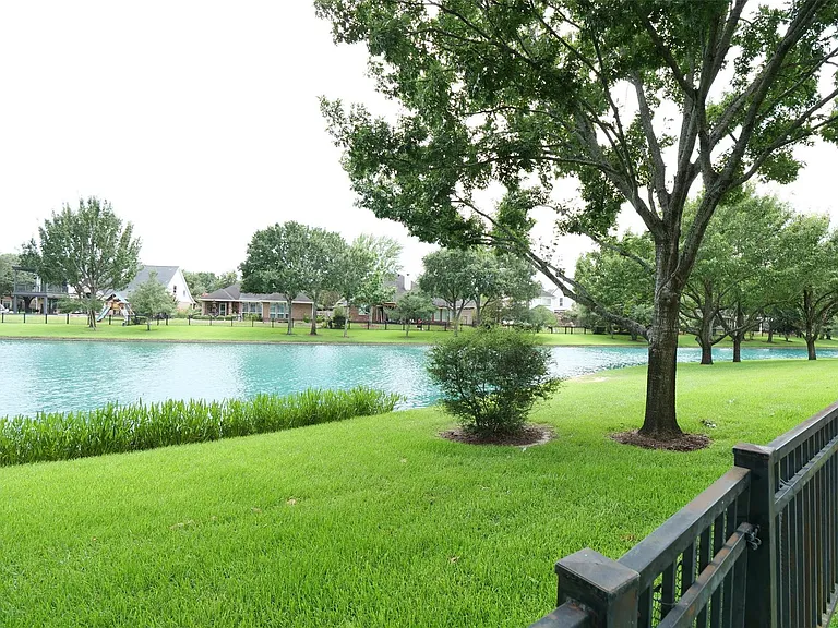 22719 Sierra Lake Ct — Photo 43