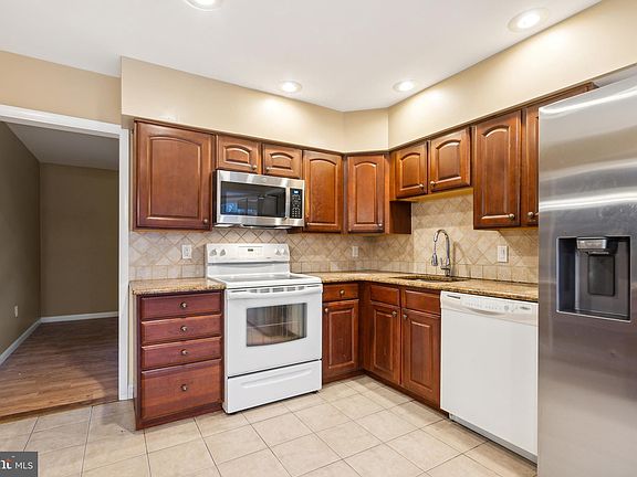 5th image of 28 Fountain Blvd