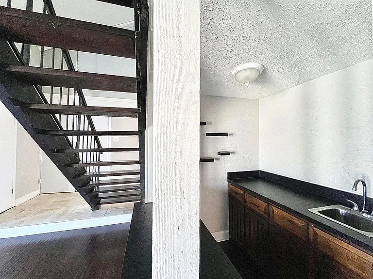 1301 Grant Dr — Photo 11