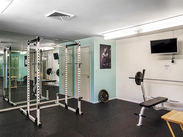 400 Leslie Dr #305 — Photo 34