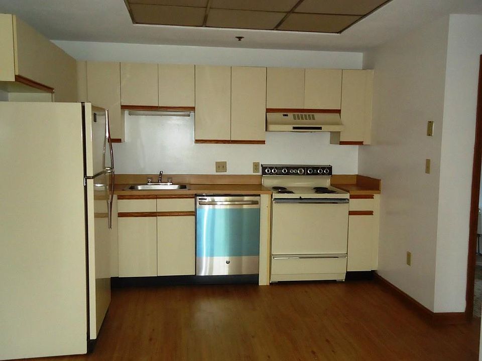 2nd image of 10 Beacon St APT 204