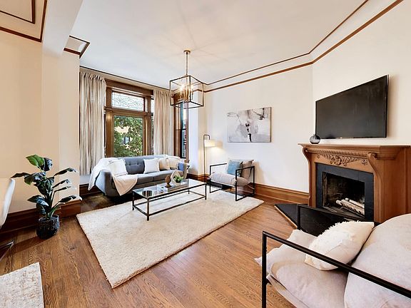 3rd image of 4004 N Clarendon Ave #2