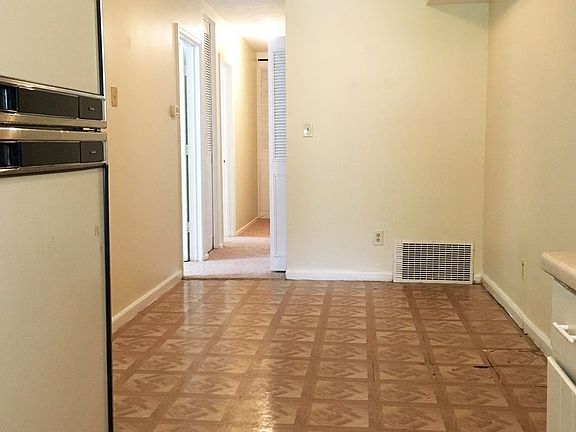 4th image of 2009 Cambridge Dr APT 2
