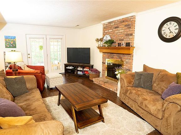 4th image of 1801 Rolling Hills Dr A