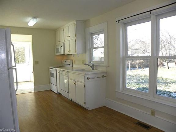 3rd image of 636 Camelot Dr