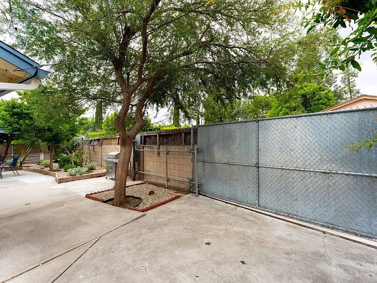 22736 Cantlay St — Photo 32