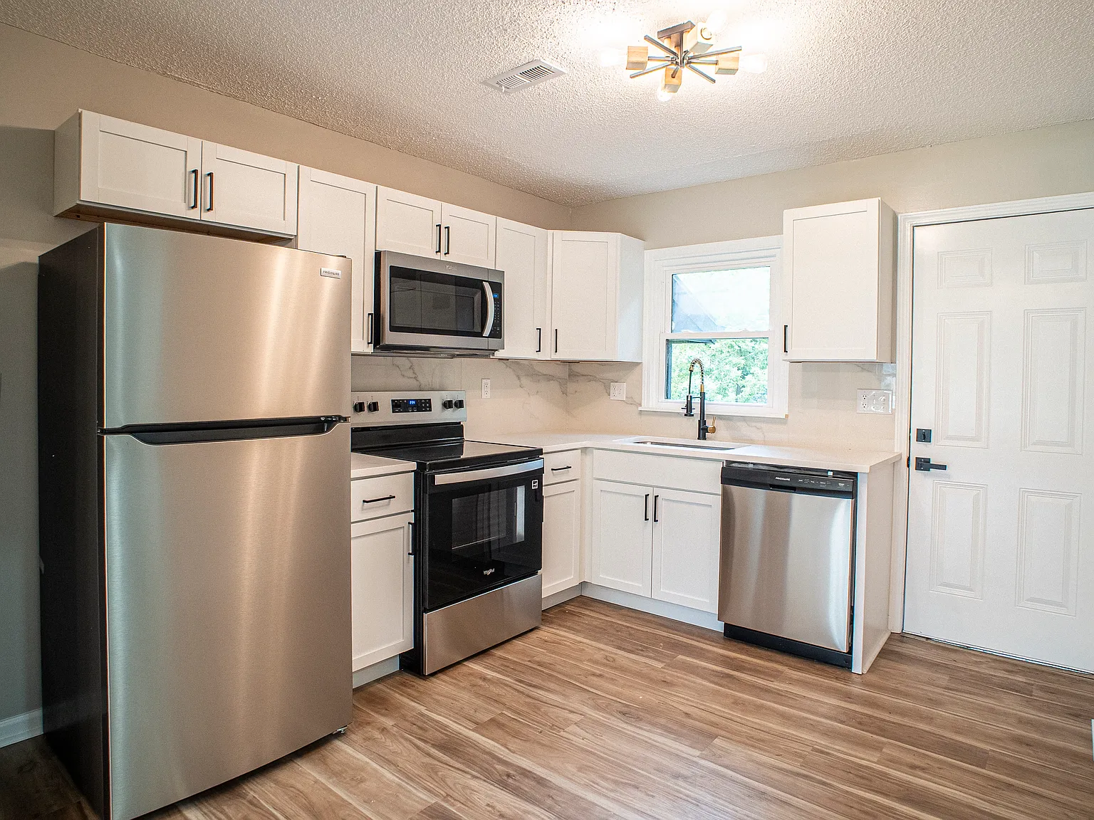 3 bed, 1186 sqft, $2,950 — Photo 4