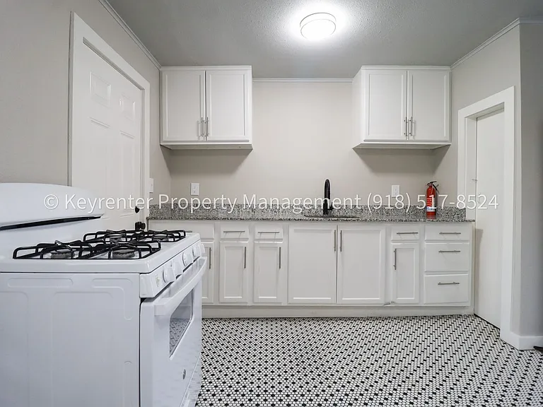 E Independence St Fourplex — Photo 11